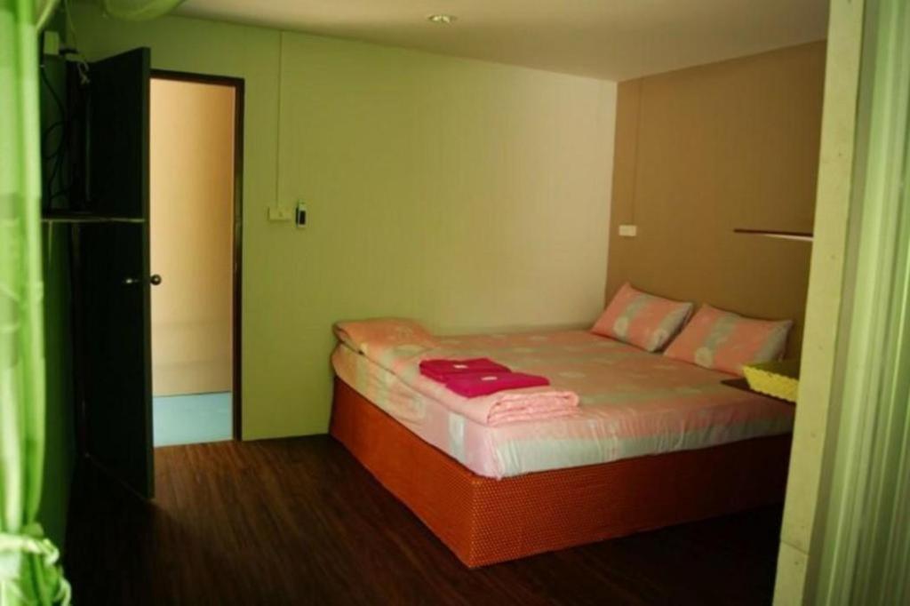 Oyo 1163 Eden Hostel Phuket Exterior photo