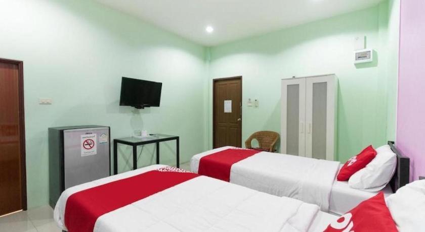Oyo 1163 Eden Hostel Phuket Exterior photo